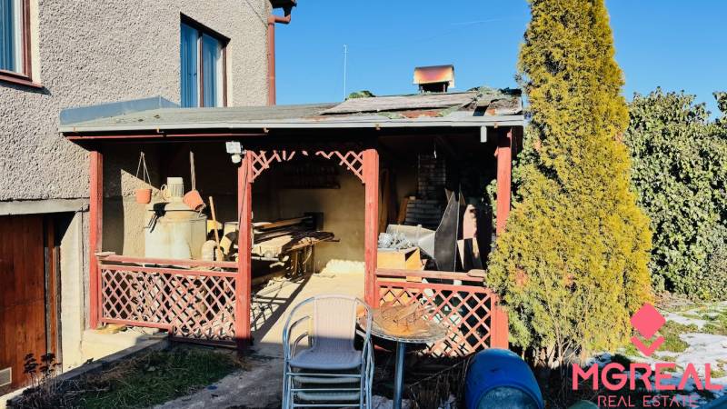 The exterior of a family house in Veľké Bielice in Partizánske with older stored tools.