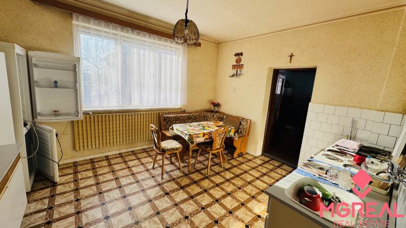 A kitchen in a family house with Italian tiles and white kitchen accessories.