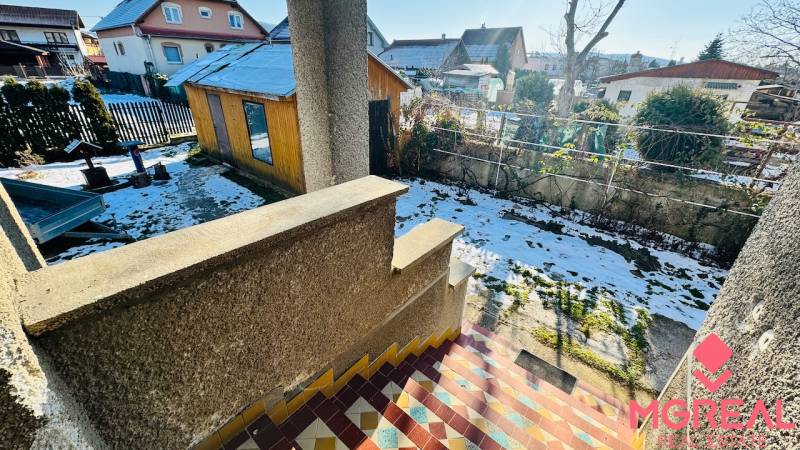 The garden of a family house in Veľké Bielice in Partizánske, with a shelter and a snow cover.