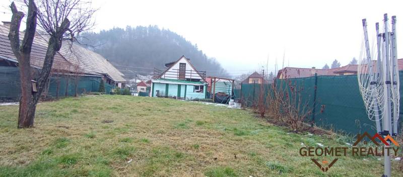 A garden at the family house on Cintorínska Street in Divín, with a view of the forest.