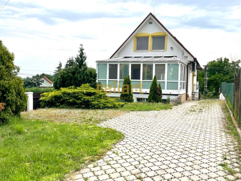 Family house on Pútnická Street in Bratislava - Záhorská Bystrica with a glass veranda.
