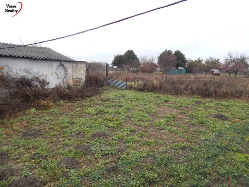 A garden at a family house in Kravany nad Dunajom with grassy and soil areas.