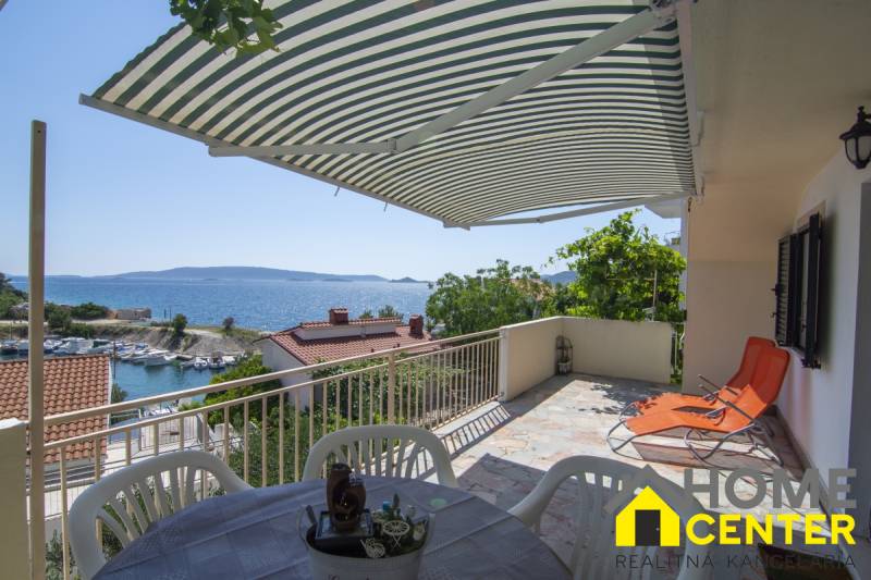 The terrace of a recreational apartment in Čiovo with a sea view.