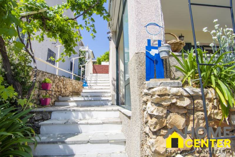 Stairs and greenery leading to a recreational apartment in Čiovo, surrounded by plants.