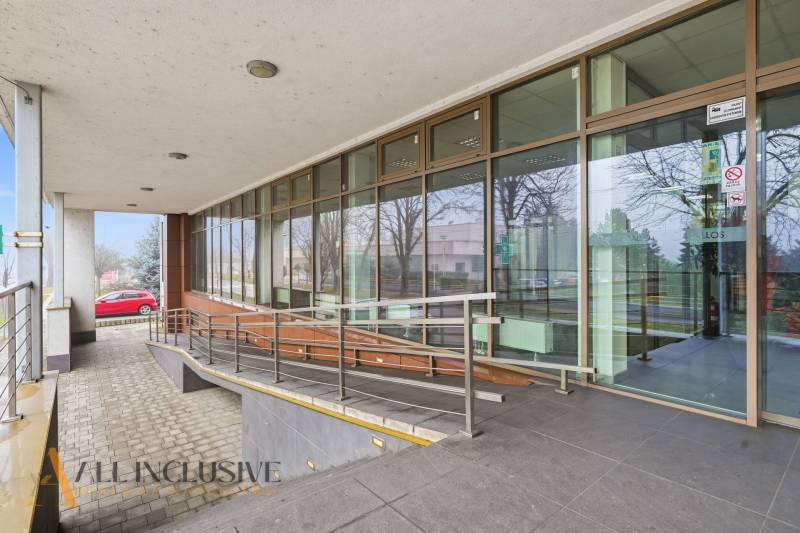 Entrance areas of commercial premises in Topoľníky with a ramp and glass facade.