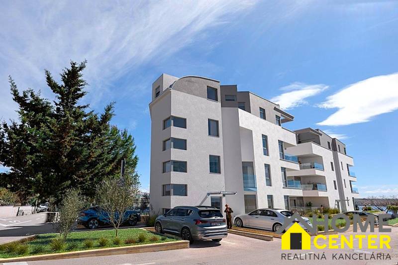 A recreational apartment in the town of Pag with a modern building and parking.
