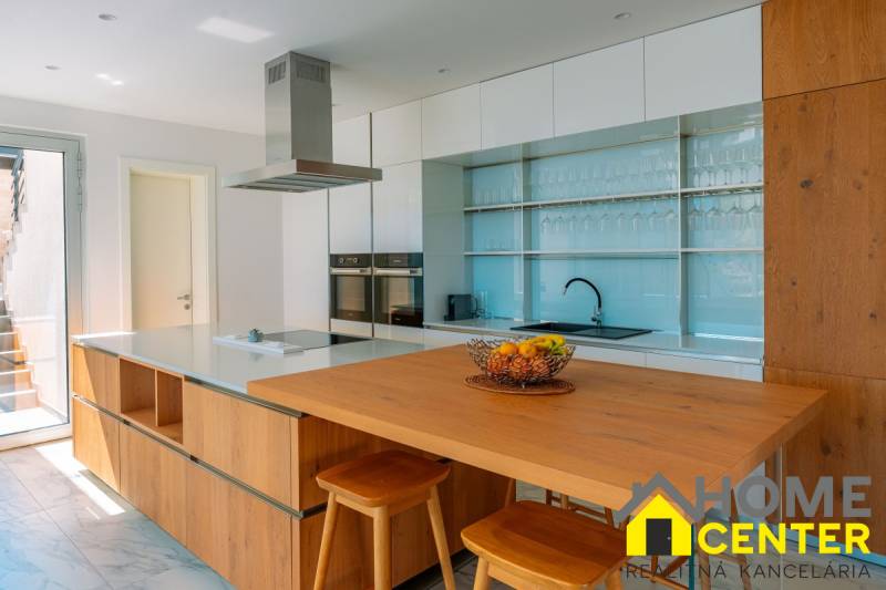 A kitchen in a villa with a wooden decor table and fruit in a bowl.