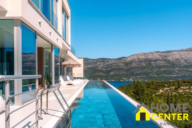 Villa in Korčula with a pool and views of the mountains and the sea.