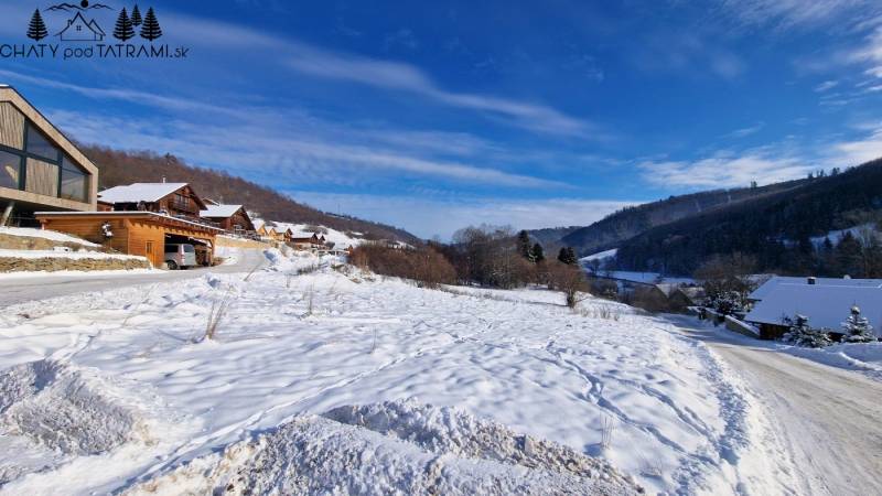 Snow-covered landscape in the recreational area at Fongrube in Mýto pod Ďumbierom with cottages.