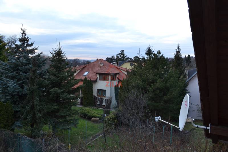 A family house on Jelenecká Street in Nitra surrounded by greenery and a satellite dish.
