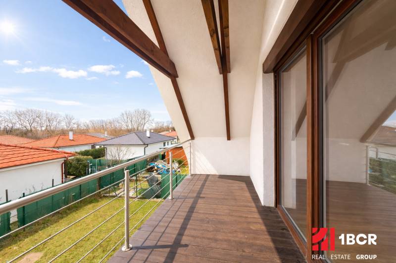 A balcony of a family house in Most pri Bratislave on Záleská with a view of the garden.