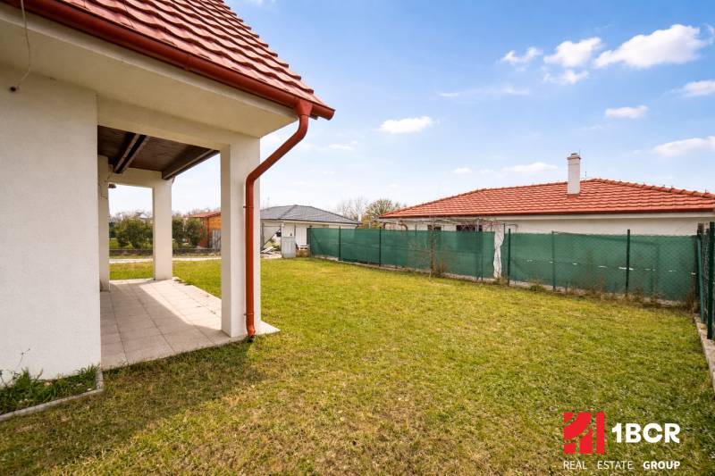 Garden in Most pri Bratislave on Záleská Street near a family house with a brick roof.