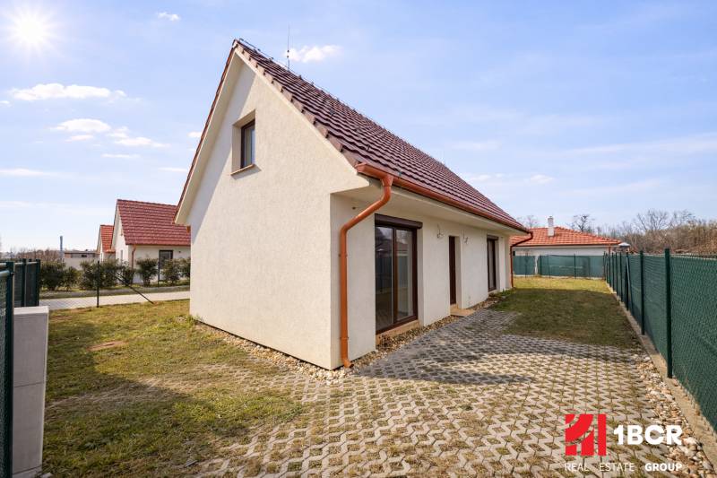 A family house in Most pri Bratislave on Záleská Street with fencing and a garden.