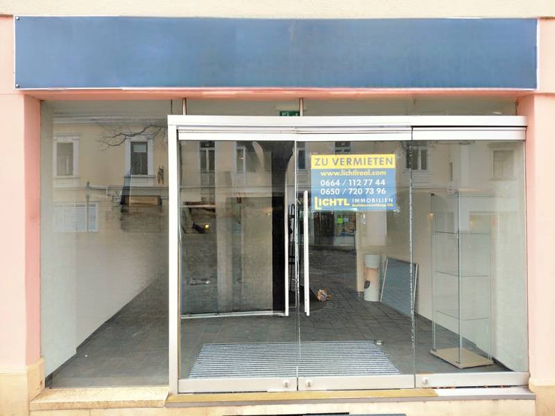 Commercial premises for rent on Hauptstraße in Eisenstadt with a glass entrance.