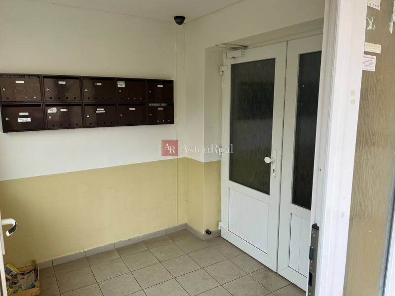 Entrance hall with mailboxes and white doors in a 3-room apartment.