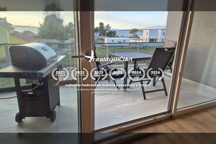 Open terrace with a grill and seating area in a holiday apartment in Zukve, Vrsi.