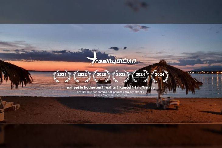 The photograph depicts a beach evening with palm trees and an award ceremony for the real estate agency Reality BICIAŇ.