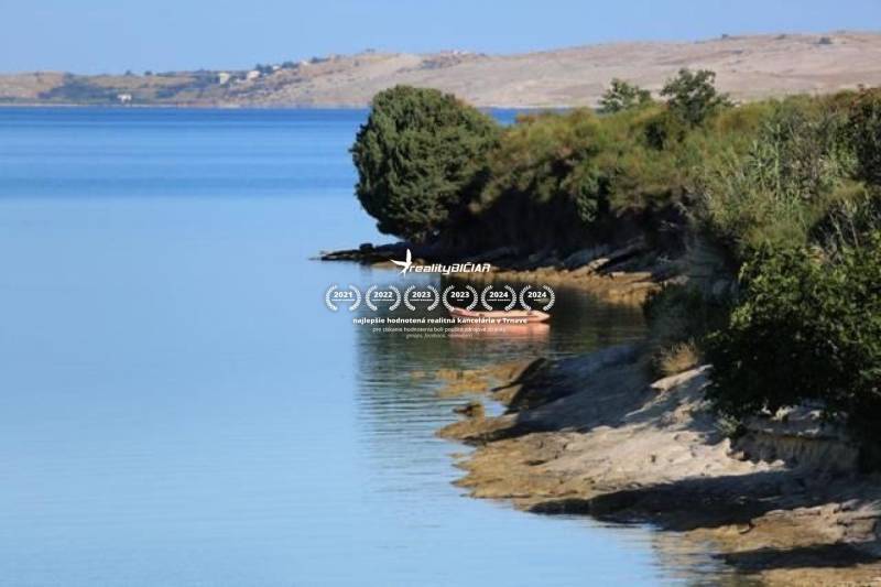 The coast in Ljubač offers a beautiful view of the sea, suitable for living.