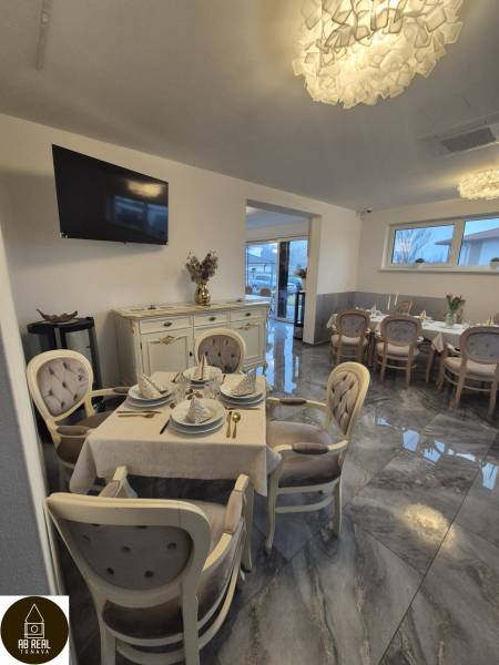 Silk decor Gastro spaces with dining, wooden decor flooring, soft lighting.