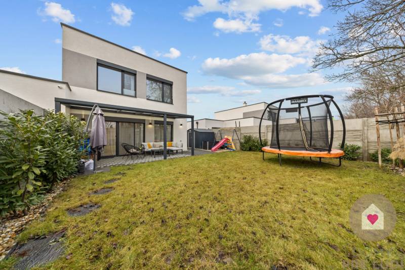 Garden of a 4-room apartment on Topoľová Street in Rovinka with a trampoline and a terrace.