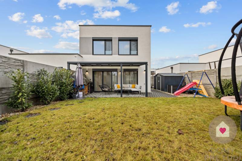 Garden of a 4-room apartment on Topoľová Street in Rovinka with a lawn and a children's playground.