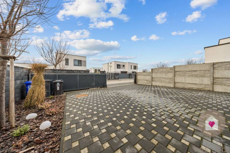 A view of the entrance area of a 4-room apartment on Topoľová Street in Rovinka.