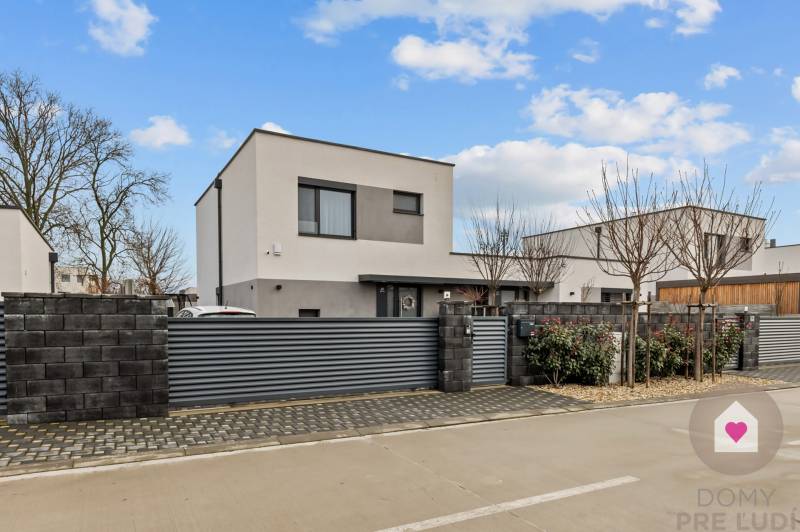 A family house on Topoľová Street in Rovinka, with a modern fence and minimalist design.