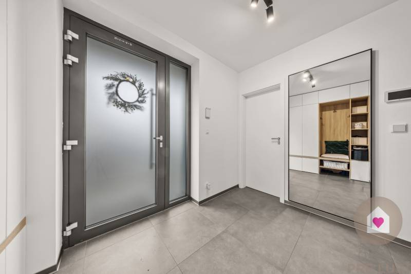 Built-in wardrobe and mirror in the hallway of a 4-room apartment with ceramic flooring.