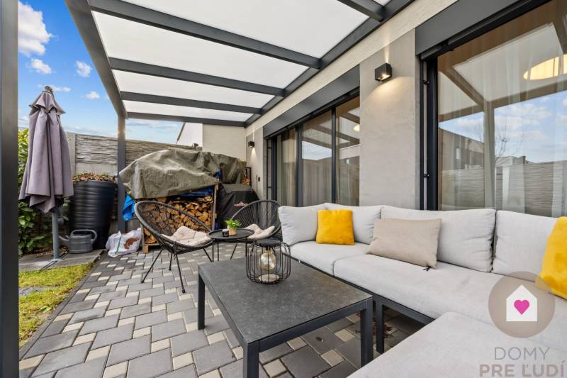 Outdoor seating with a sofa and chairs at a 4-room apartment on Topoľová Street in Rovinka.
