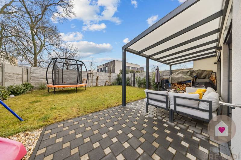 A garden at a 4-room apartment on Topoľová Street in Rovinka with a terrace and a trampoline.