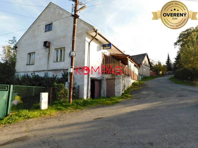 Commercial premises in the village of Vígľašská Huta-Kalinka by the road, an older two-story house.