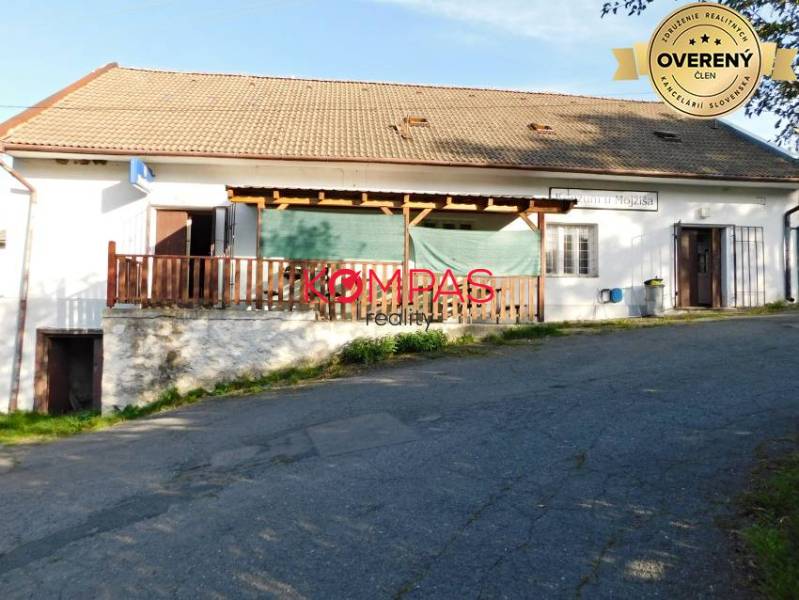 Exterior of commercial premises with a terrace in Vígľašská Huta-Kalinka, ideal for business.