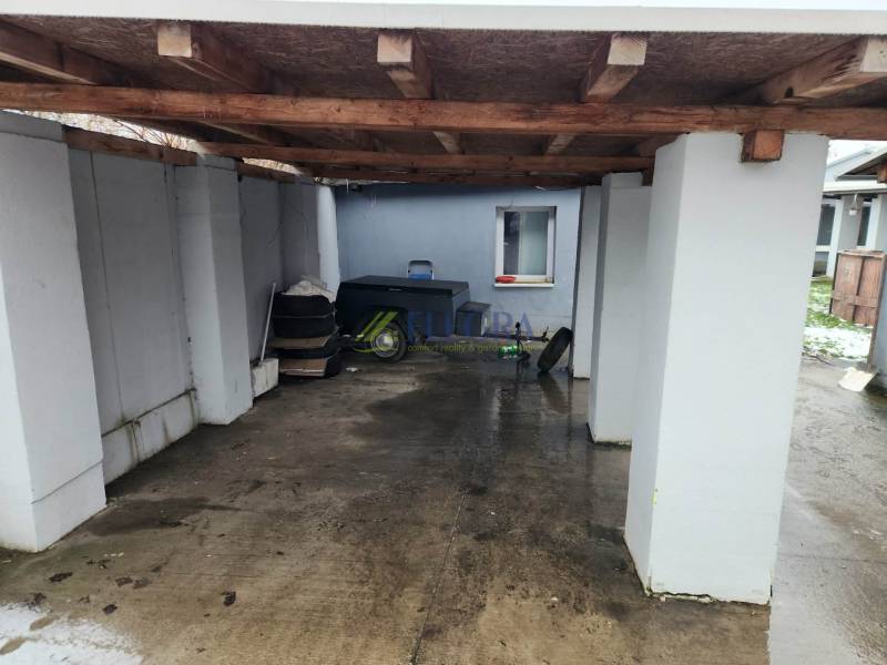 A covered shelter with a concrete floor at a family house in Tornyosnémeti.