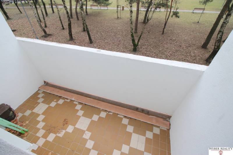 The balcony of a 3-room apartment on Cabanova Street in Bratislava-Dúbravka with a view of the park.