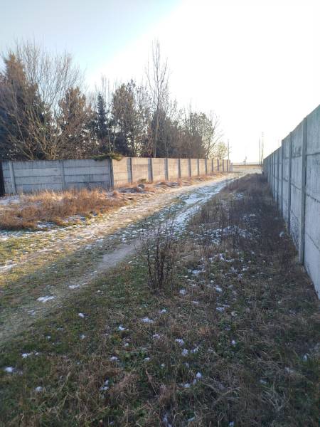 Plots - housing on Hodská Street in Galanta with a snowy road and fence.