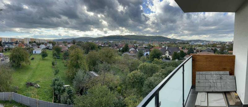View from the balcony of greenery and houses in Prešov on Solivarská 14.