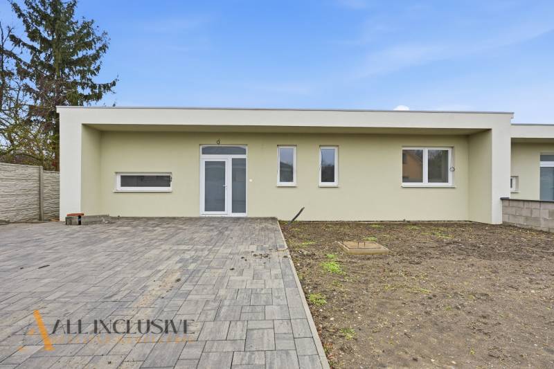 Family house in Čukárska Paka, Veľká Paka, with a paved area and a low-maintenance garden.