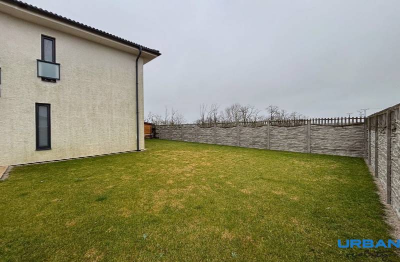 A garden by the house with a lawn and fencing in Kráľovianky.