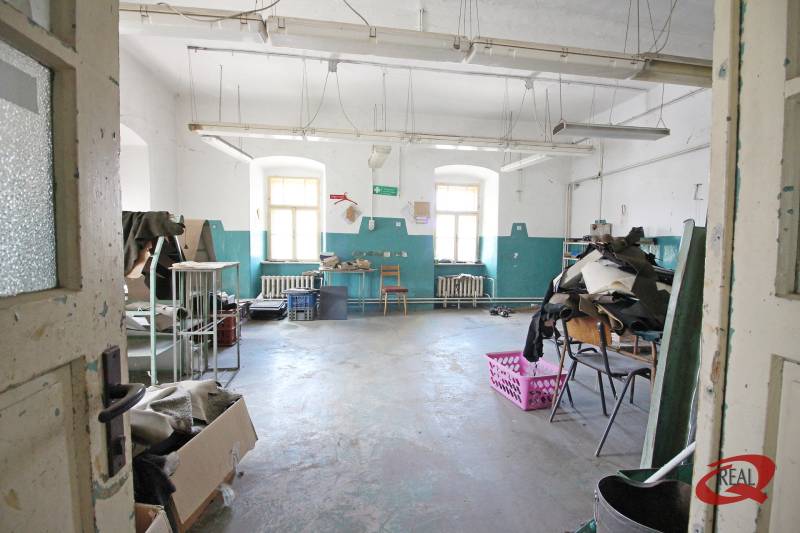 An abandoned room in a building with white walls and blue details.