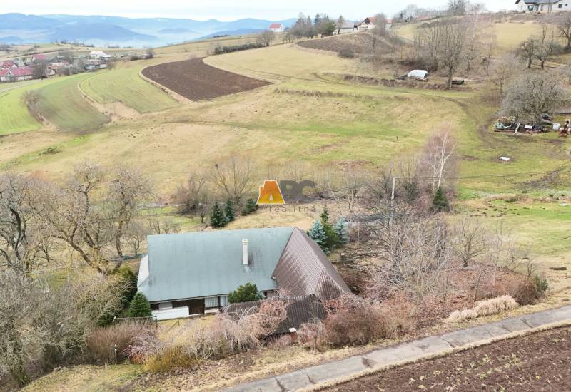 A cottage in Hriňová on Zánemecká Street surrounded by hills and vast countryside.