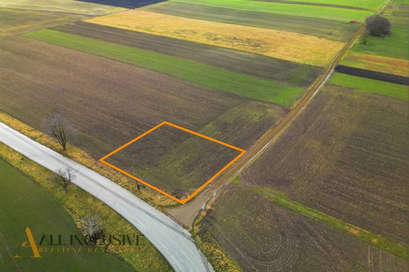 Land - housing in Kostolné Kračany on Šipošovská Kračany, next to the road on an empty field.