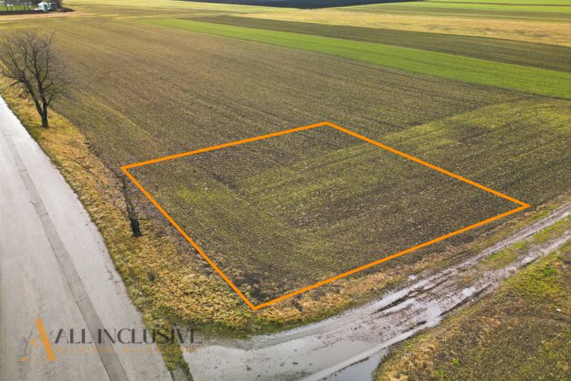 Plots - housing in Kostolné Kračany on Šipošovská Kračany, surrounded by agricultural land.