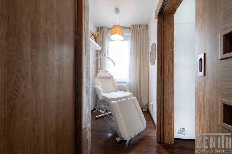 A room with a lounger and a wooden decor floor in a 3-room apartment.