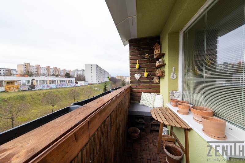 The balcony of the 3-room apartment on Golianova Street in Nitra offers a view of the surroundings.