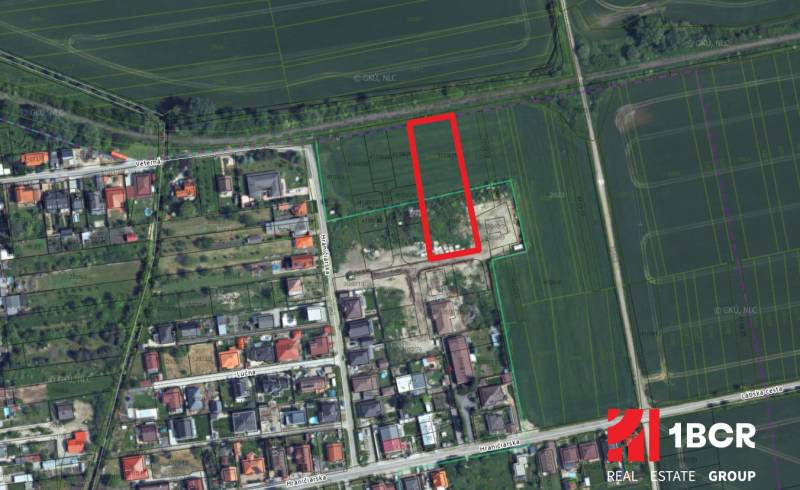 Construction of houses on Hraničiarska Street in Vysoká pri Morave shows a plot in a residential zone.