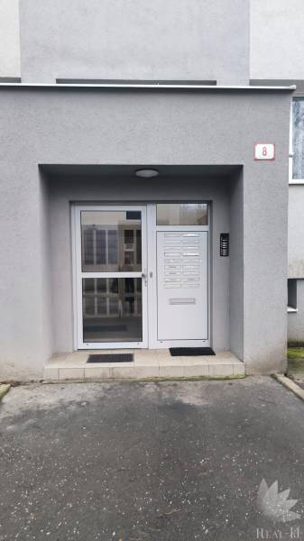 Entrance to a 4-room apartment in Bratislava-Karlova Ves on Janotova Street.