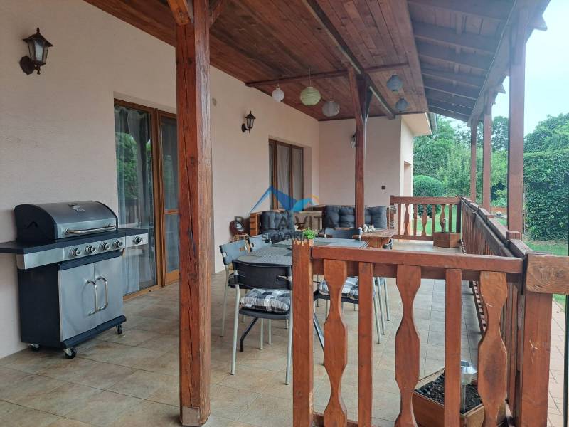 The terrace of a family house on Hodská Street in Galanta with a grill and garden furniture.