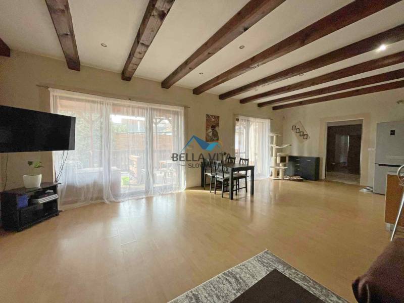 Living room in a family house with wooden beams and a floor with a wooden decor.