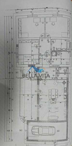 Floor plan of a family house with a garage, kitchen, and dining room.