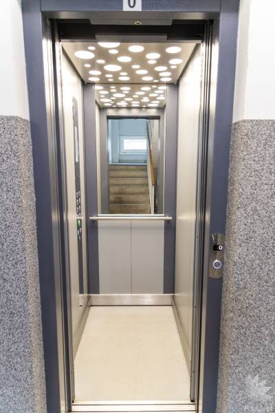 Elevator on the ground floor with a view of the staircase in a 4-room apartment.